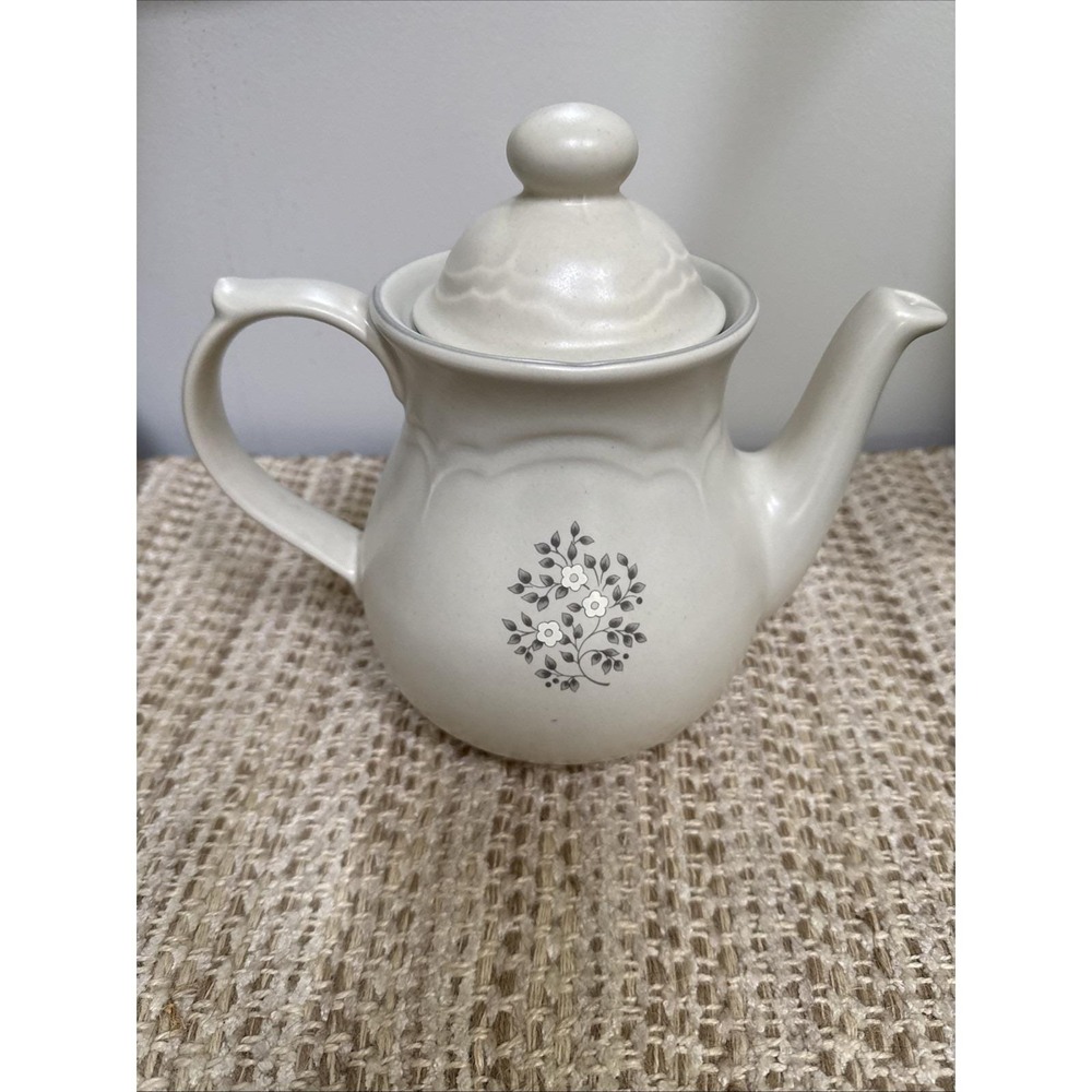 Pfaltzgraff HEIRLOOM 48 oz Pitcher Hot Beverage Tea Coffee Pot Gray White Flower